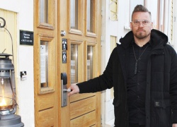 Asukkaina hävittäjälentäjiä ja ikäneitoja