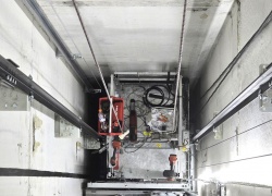 Vanhan modernisointi vai kokonaan uusi hissi?