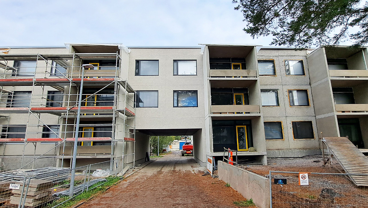 remontissa oleva kerrostalo